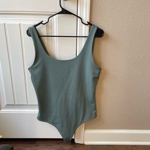 Express Body Contour Scoop Neck Thong Bodysuit, size L